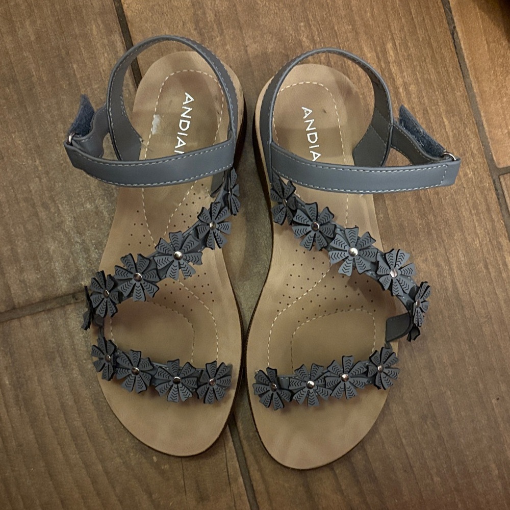 Andiamo Women's Gray Floral Sandals